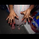 Stolz präsentiert ein Kind seine Henna-Tattoos